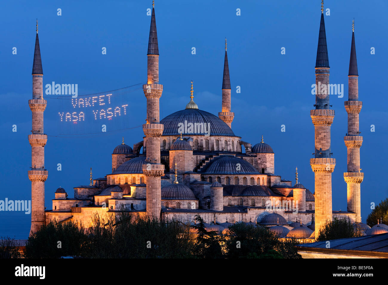 Illuminated Blue Mosque Sultan Ahmet Camii, evening mood, Sultanahmet ...