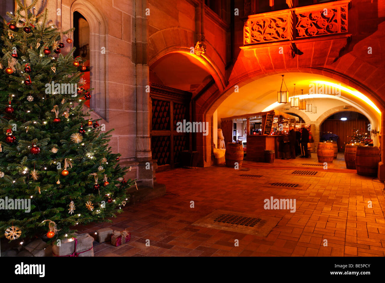 Christkindlesmarkt, Christmas market, in the arch of the city hall, Christmas tree, Wolfscher Bau building, historic city, Nure Stock Photo