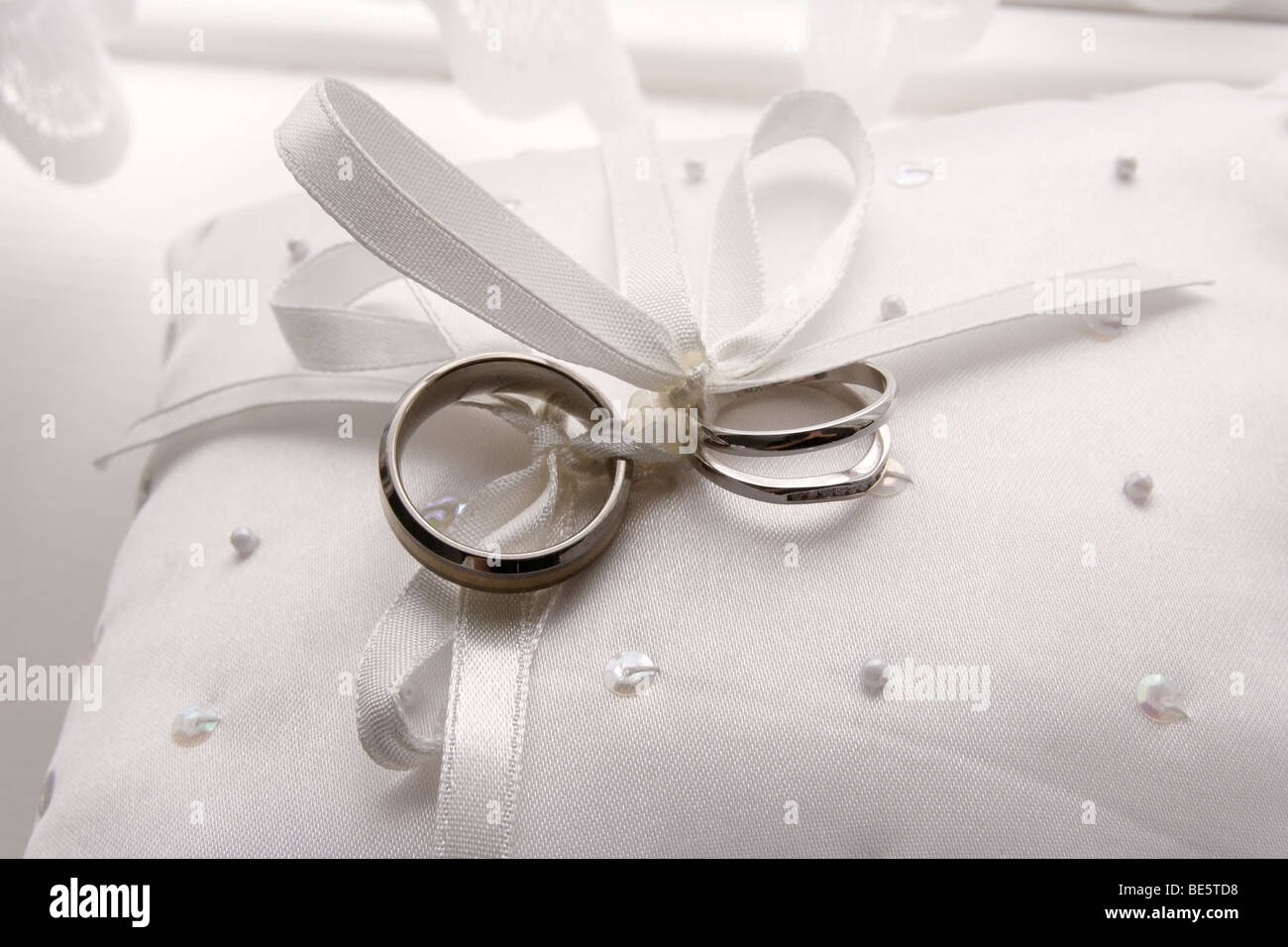 Tyed Weding Rings Wedding rings on cushion tied with a bow Stock Photo - Alamy