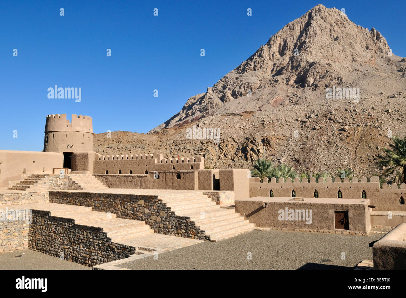 Historic adobe fortification Yanqul Fort or Castle, Hajar al Gharbi Mountains, Al Dhahirah region, Sultanate of Oman, Arabia, M Stock Photo