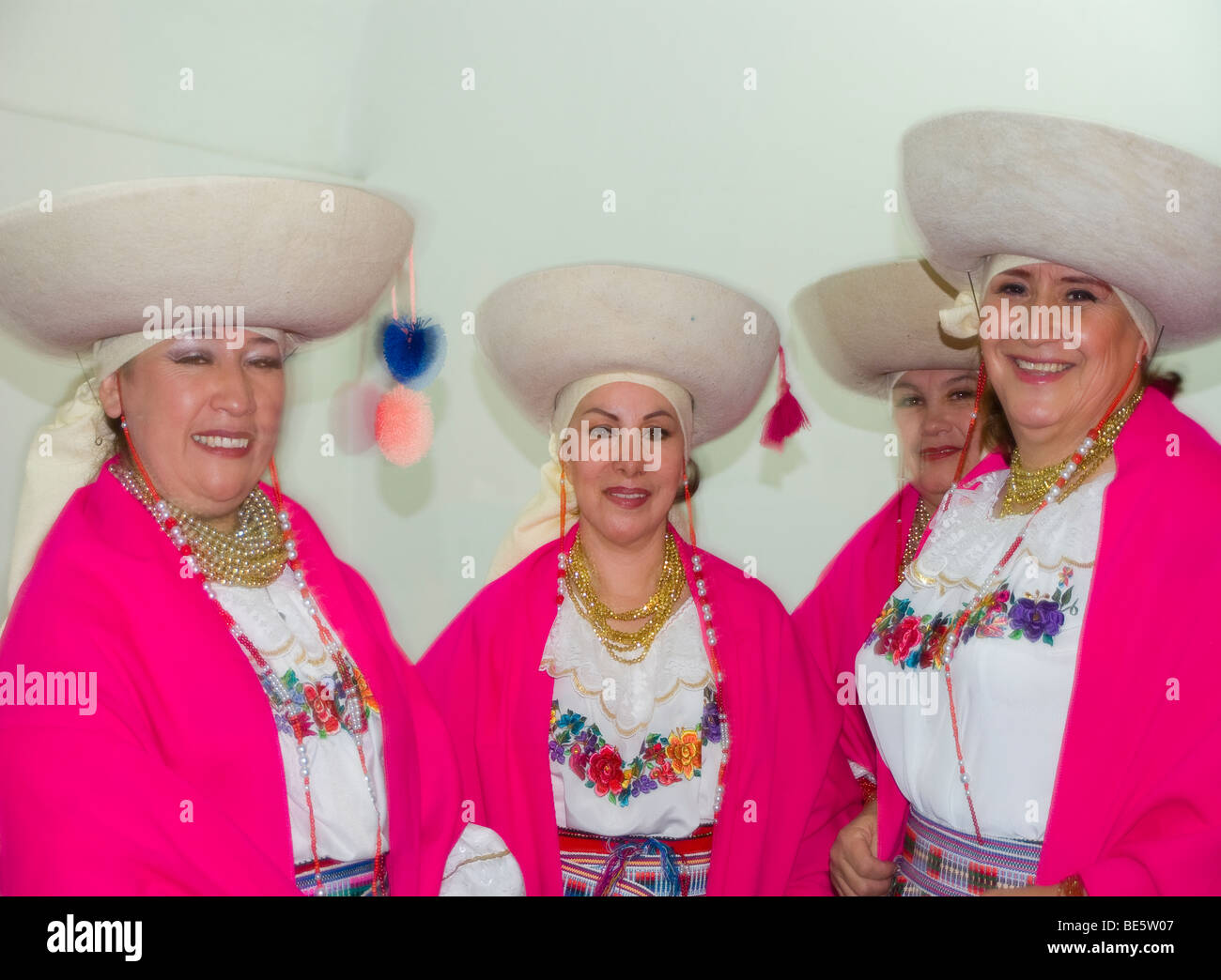 Ecuadorian women in traditional dress Stock Photo - Alamy