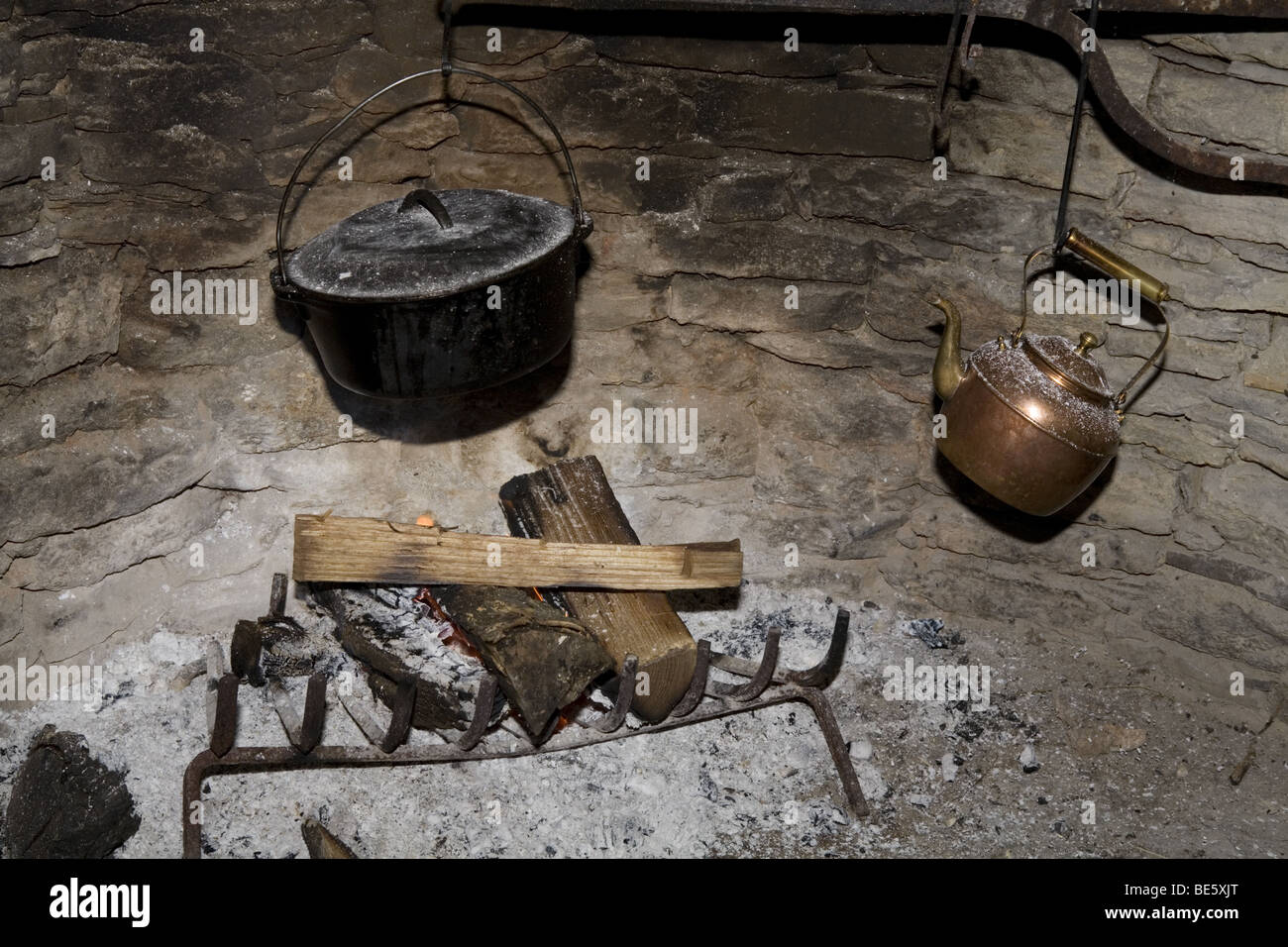 https://c8.alamy.com/comp/BE5XJT/fireplace-with-cast-iron-pot-and-kettle-BE5XJT.jpg