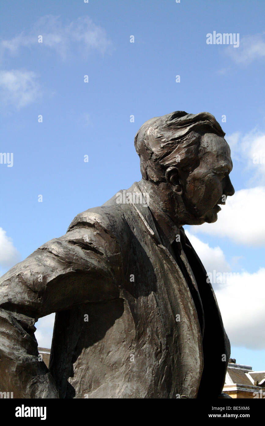 Harold Wilson Sculpture Huddersfield Kirklees outside station in St Georges Square Stock Photo
