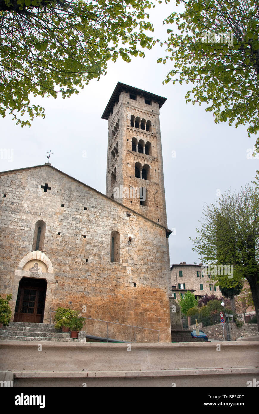 The Romanesque campanile or belltower and Church of Pieve di San Giovanni Battista in Rosia, Sovicille, in provincia di Siena Stock Photo