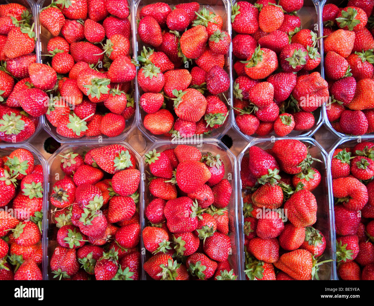 Strawberries market stall hi-res stock photography and images - Alamy