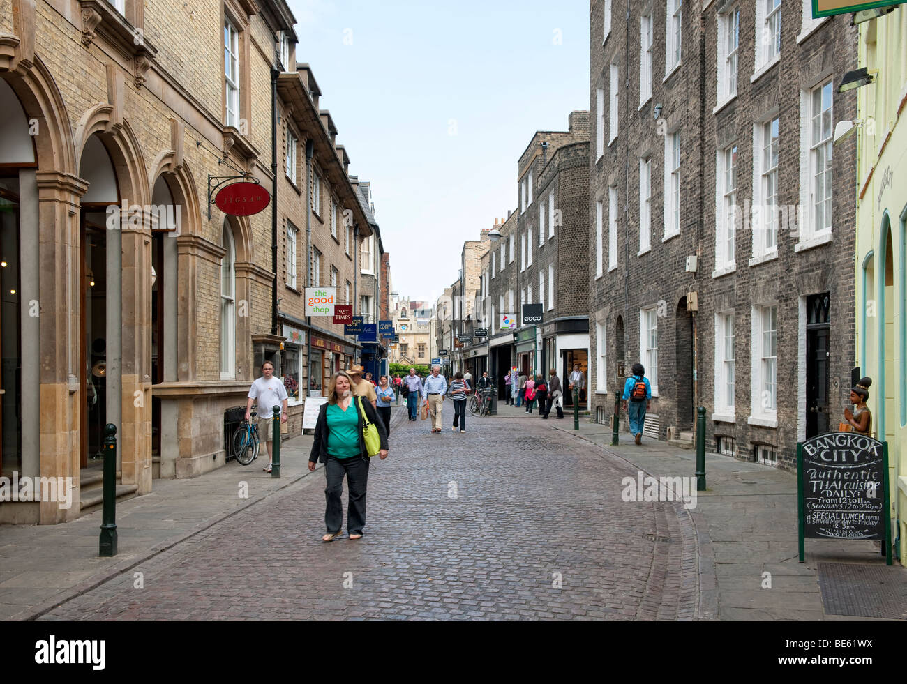 Shoppers and tourists milling around on Green Street in the centre of Cambridge, UK Stock Photo