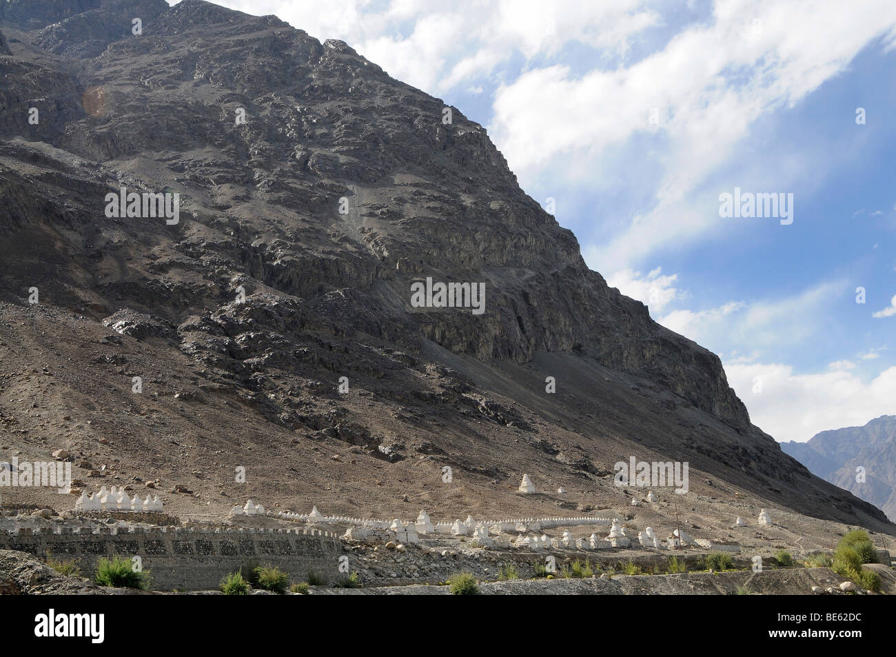 Hundar oasis with chorten on the mountain slope in the restricted area for tourists, Pakistan conflict, Ladakh, Nubra Valley, J Stock Photo