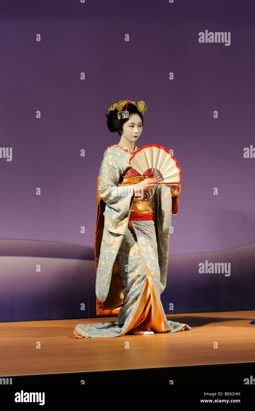 Japanese fan dance hires stock photography and images Alamy