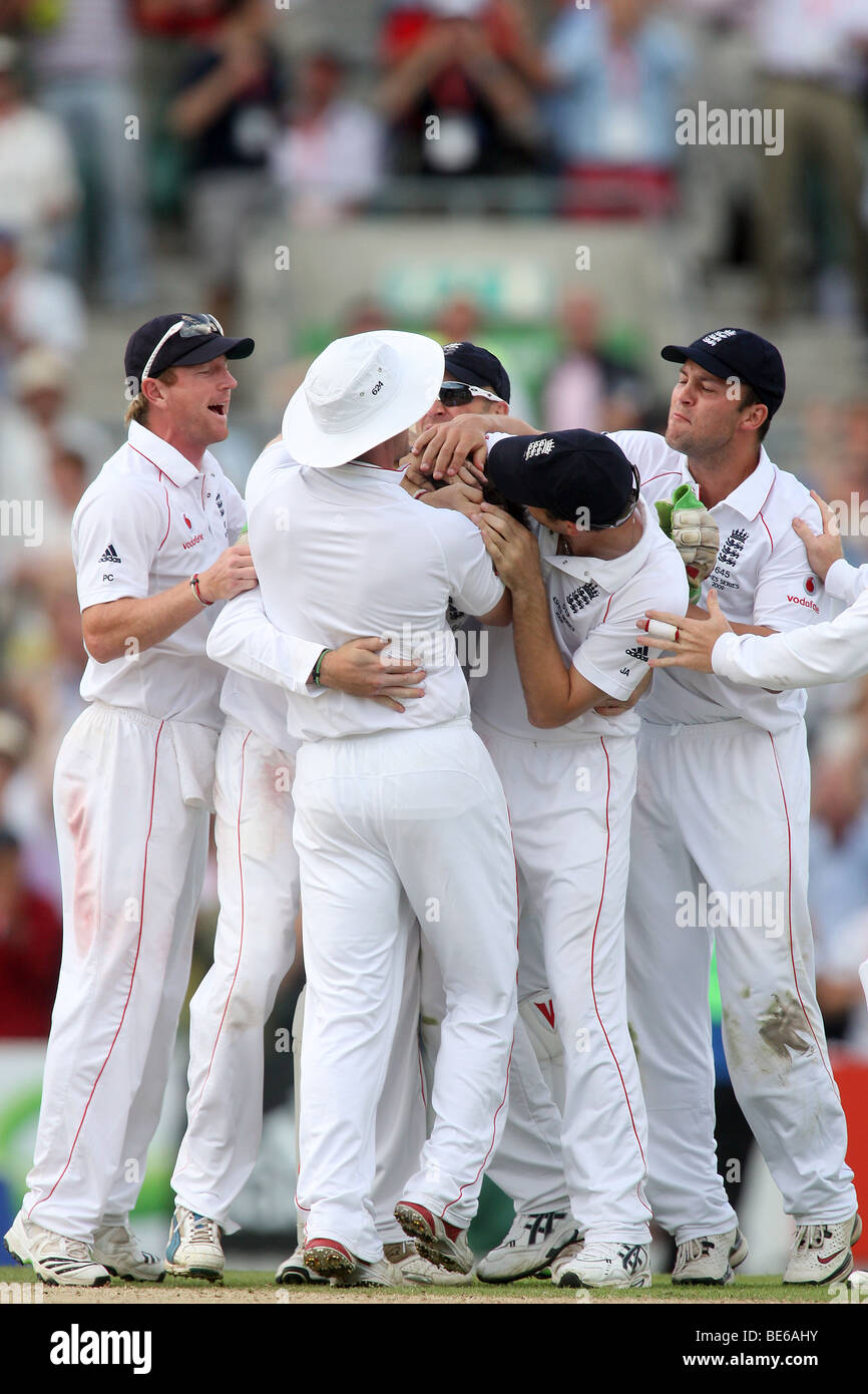 ENGLAND CELEBRATE AS GRAEME SW 5TH ASHES TEST MATCH THE BRIT OVAL LONDON ENGLAND 21 August 2009 Stock Photo