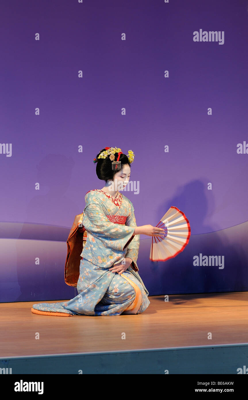 Japanese Fan Dance High Resolution Stock Photography and Images Alamy