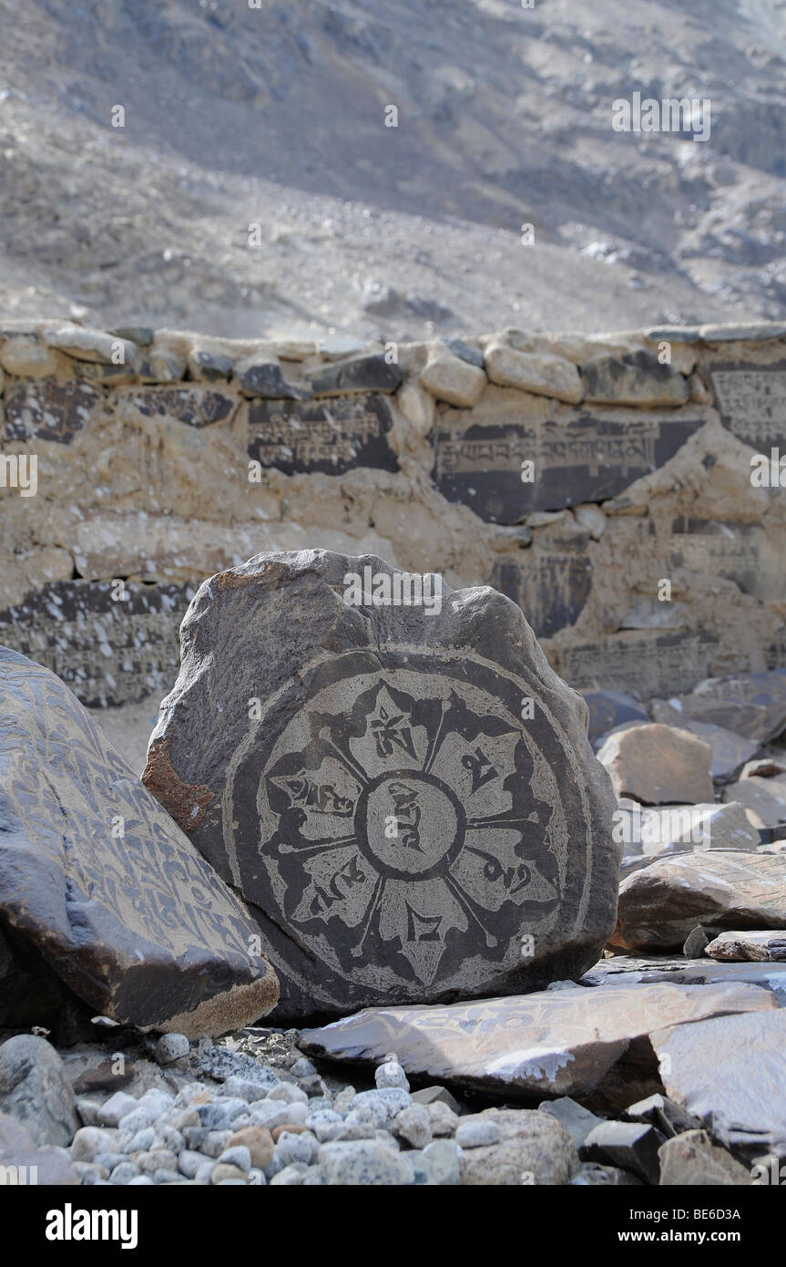Mani (prayer inscribed) stones with Mantras on a Mani wall in the oasis Hundar, Nubra Valley, Ladakh, Jammu and Kashmir, North  Stock Photo