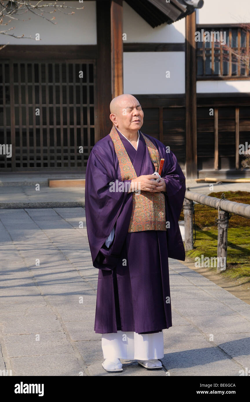 Buddhist monk in front of Kodaiji Temple, Higashiyama, Kyoto, Japan ...