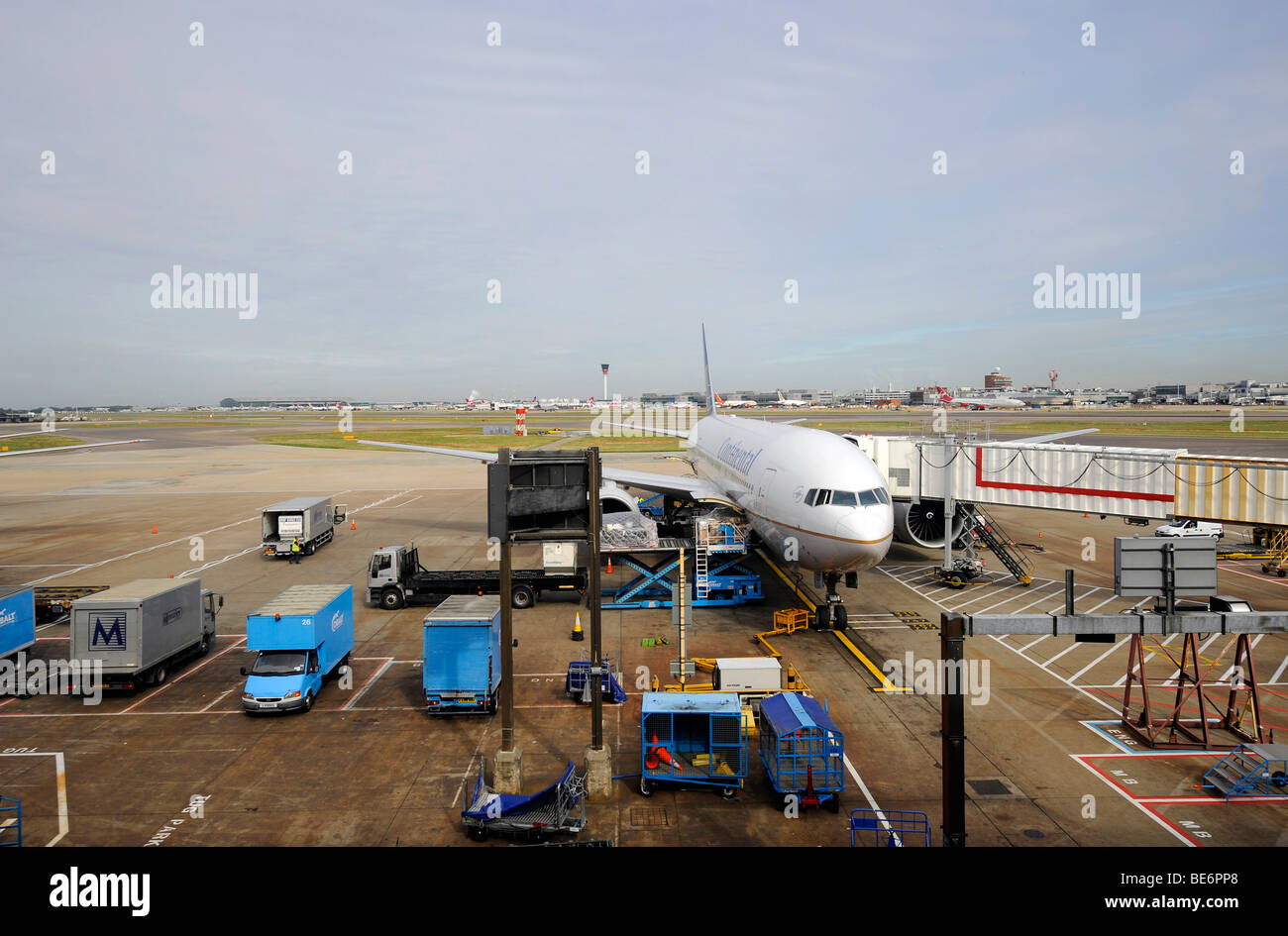 Pre-flight preparations of a Delta Airlines plane, BAA Heathrow International Airport, Terminal 4, London, England, United King Stock Photo