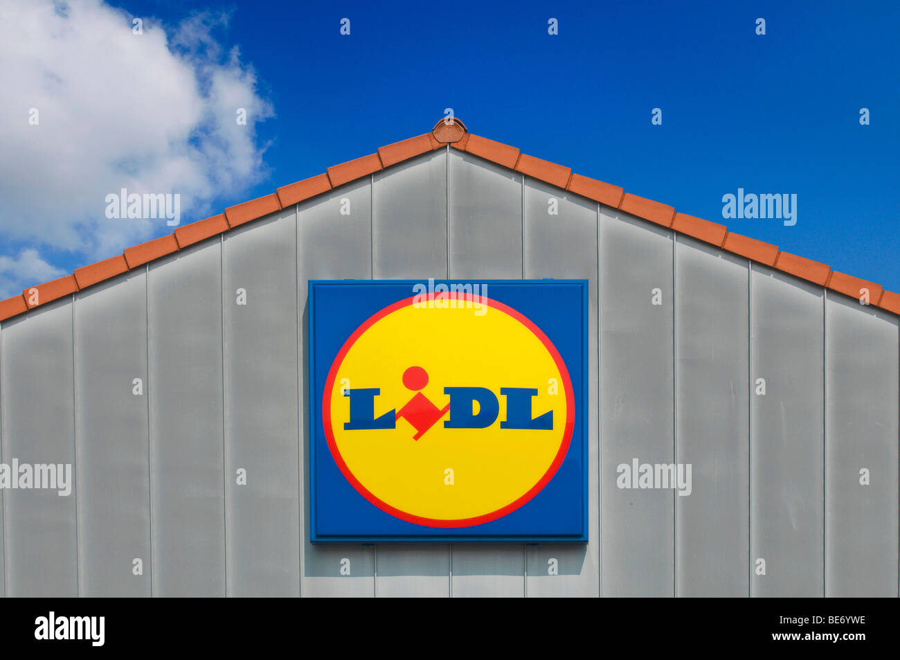 Roof ridge of a Lidl store with the Lidl logo Stock Photo