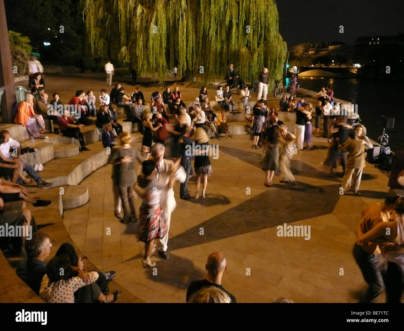 Quai Saint Bernard, Square Tino Rossi, Tango dancers, Bateau Mouche on