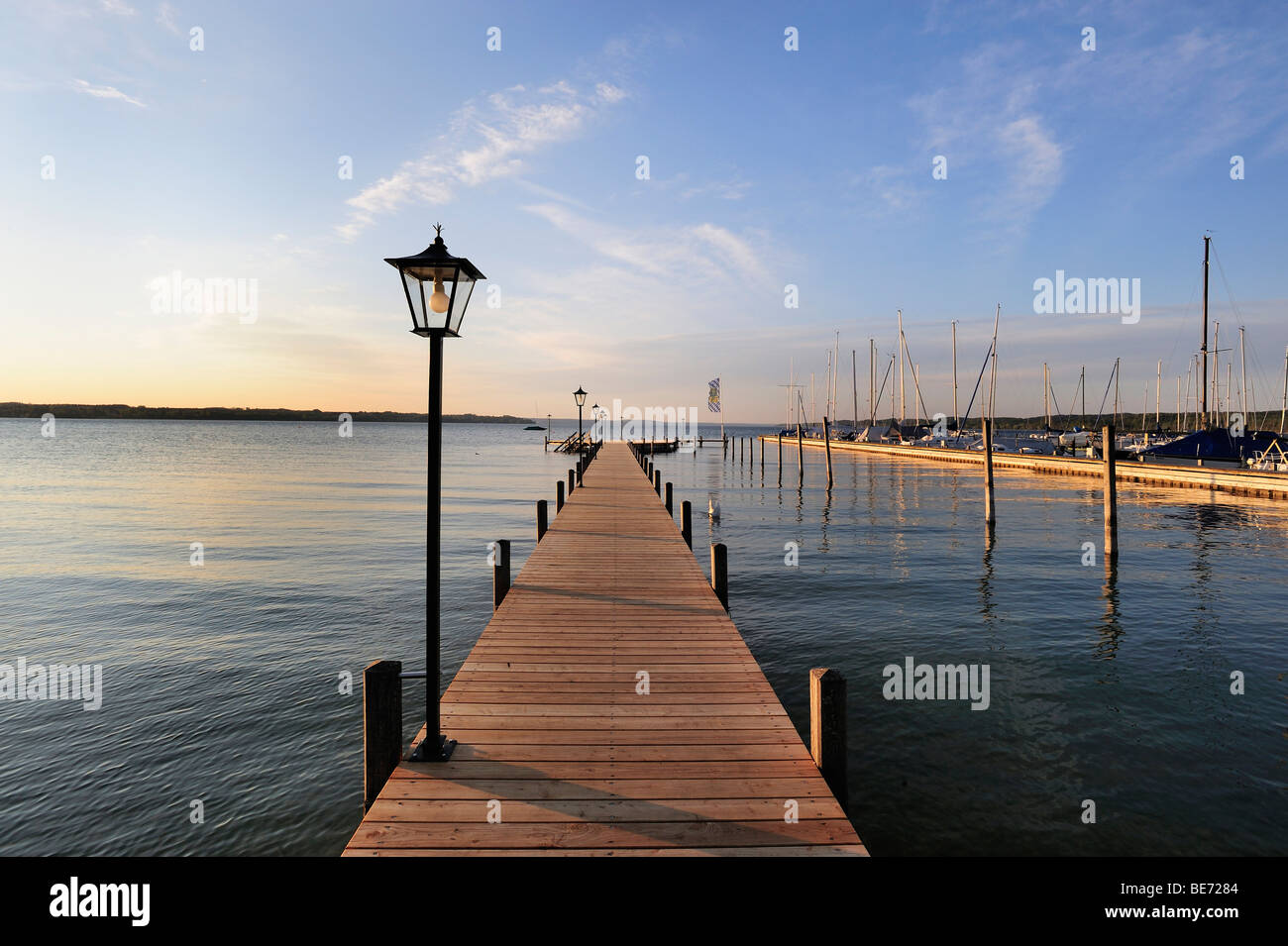 Pier in the evening sun at the Seerestaurant Lido lake restaurant in Seeshaupt, Lake Starnberg, Upper Bavaria, Bavaria, Germany Stock Photo