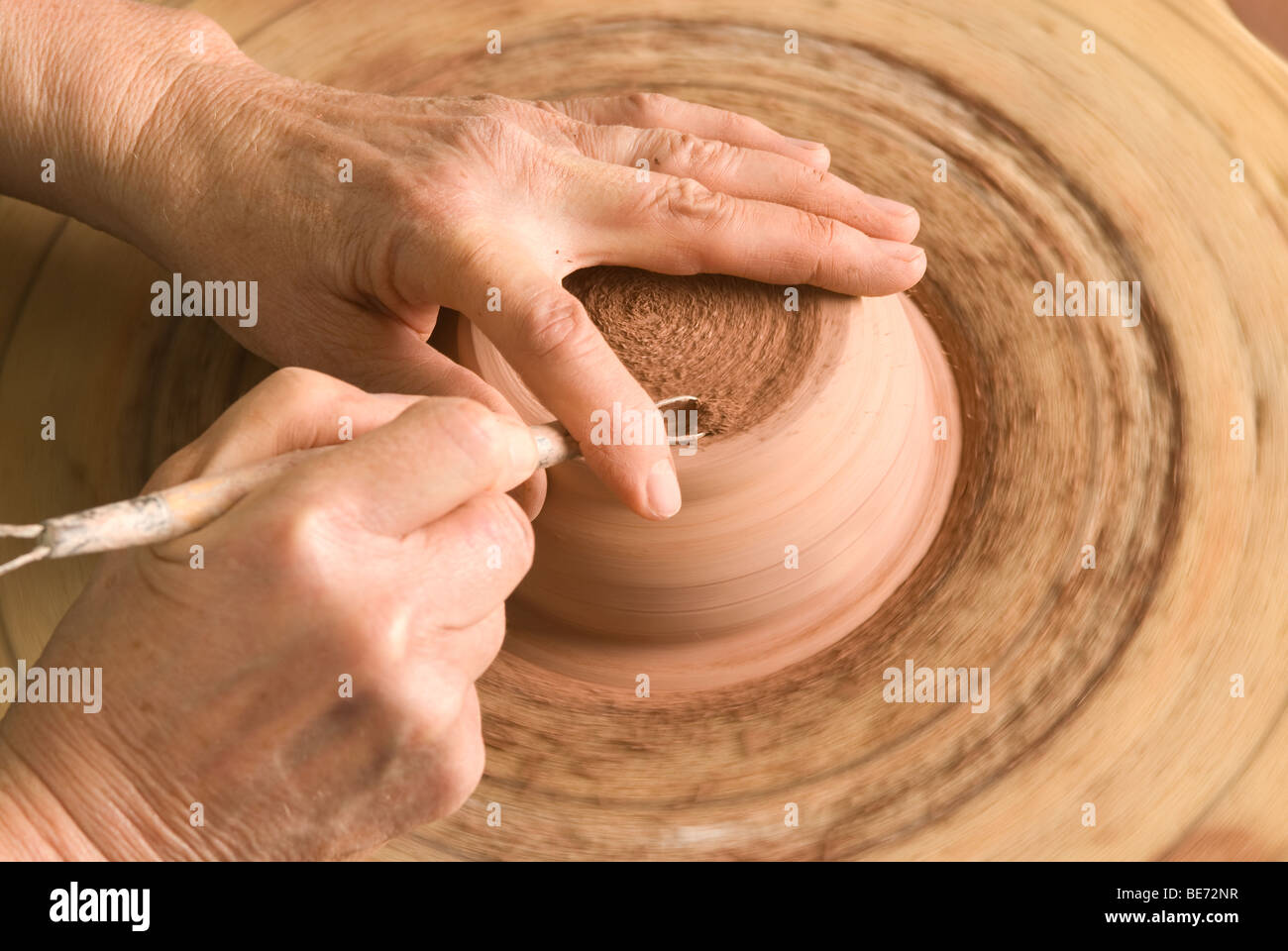 Women Shaping clay bowl Heritage House - Reading PA Stock Photo