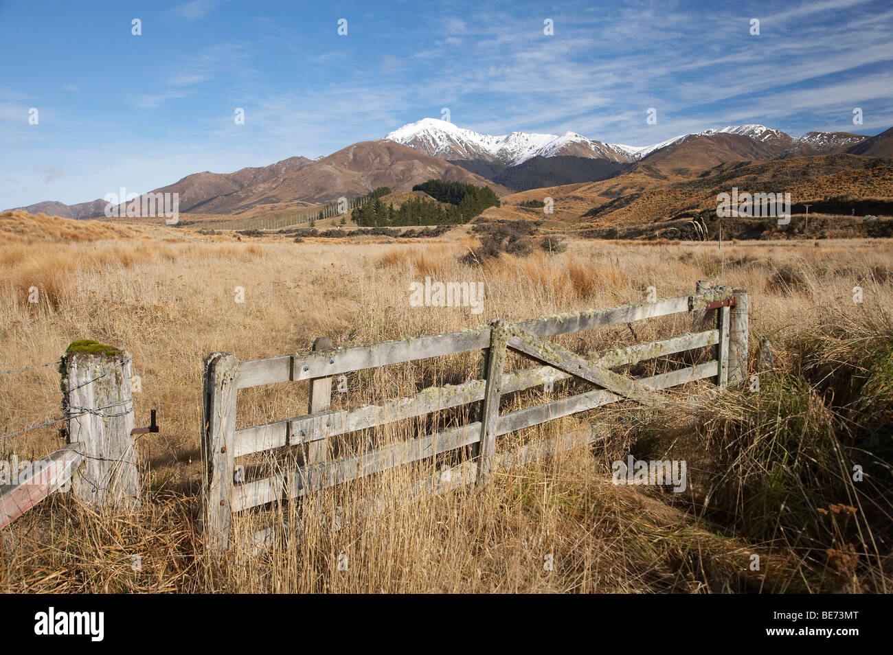 Gate and Farmland, Mount Hamilton and Takitimu Mountains, near Mossburn, Southland, South Island, New Zealand Stock Photo