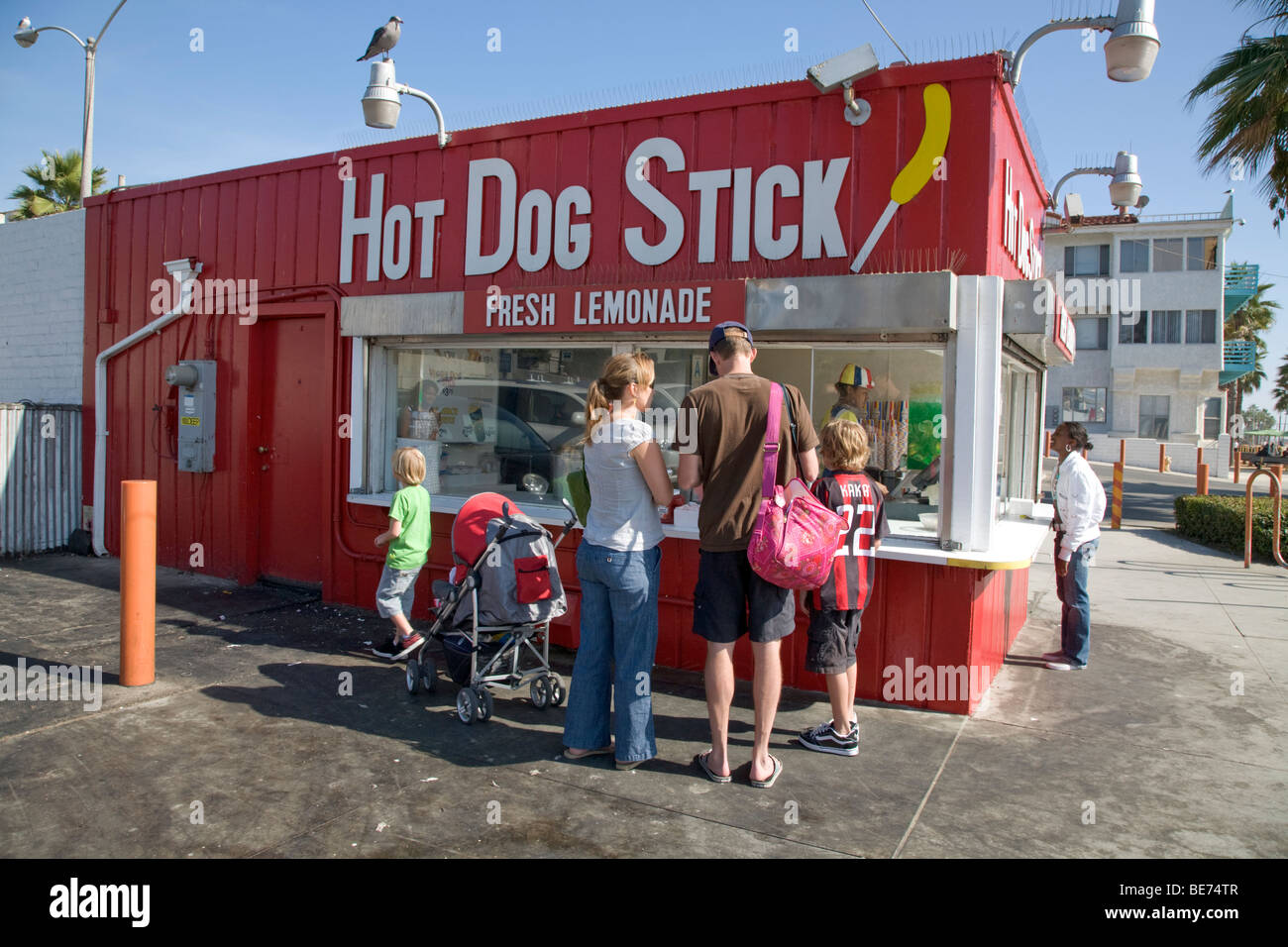 People buying hot dogs hires stock photography and images Alamy