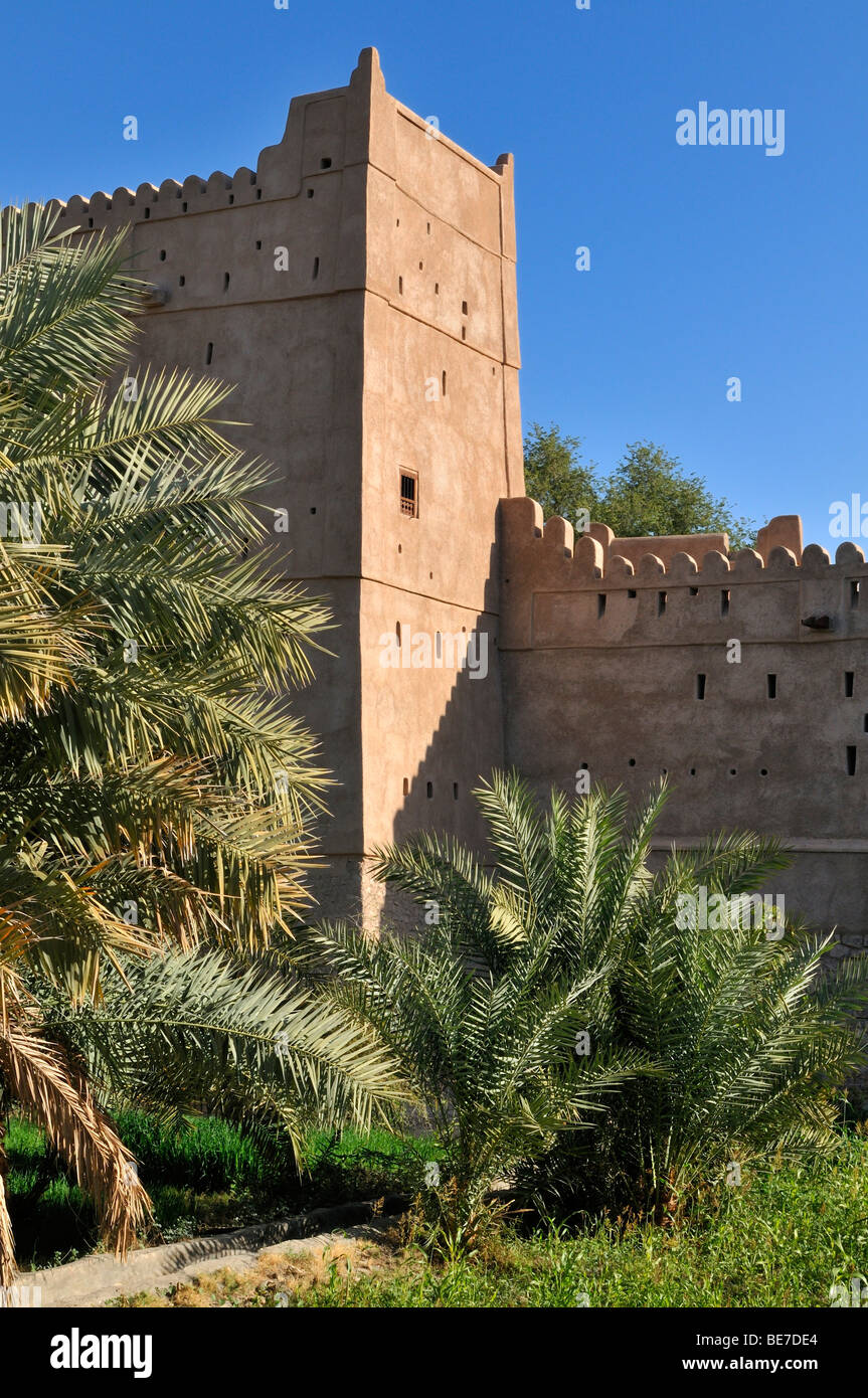 Historic adobe fortification Yanqul Fort or Castle, Hajar al Gharbi Mountains, Al Dhahirah region, Sultanate of Oman, Arabia, M Stock Photo