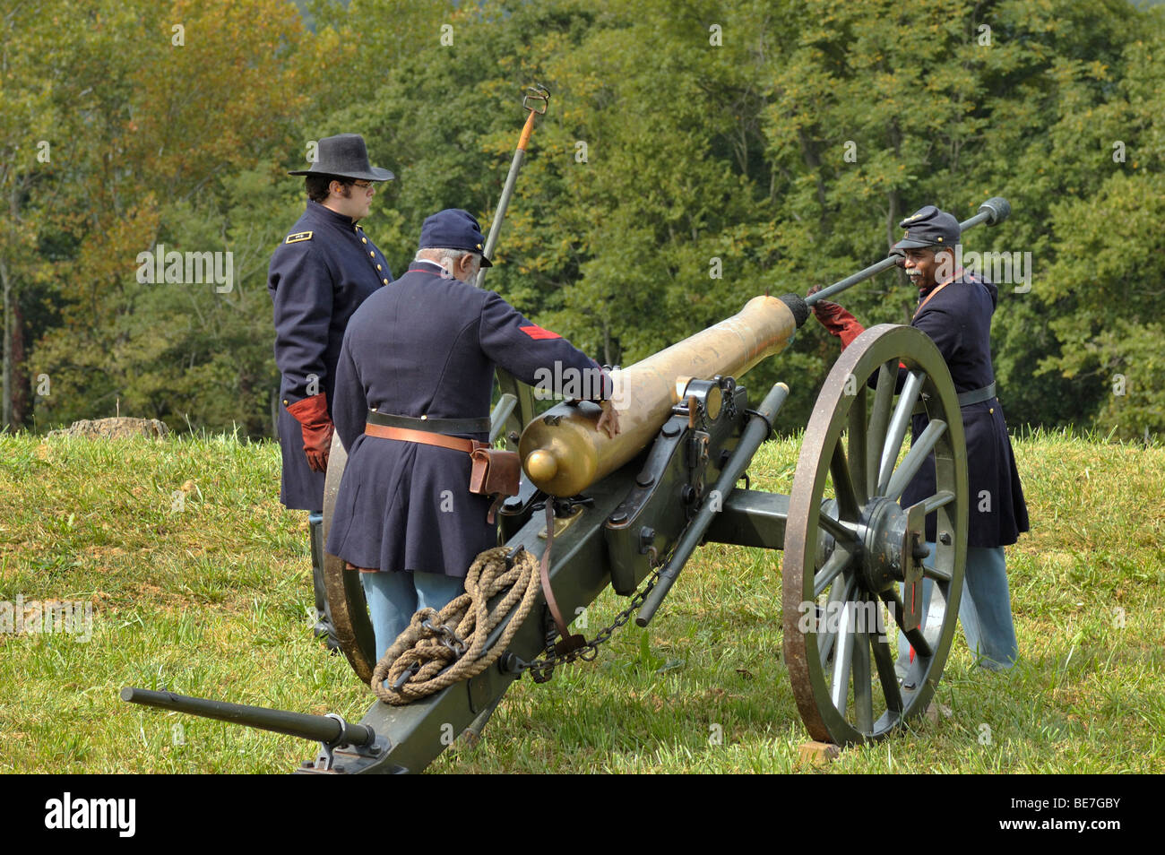 Union soldier re-enactors loading an American Civil War Cannon at the Civil War Fort at Boonesboro, Kentucky, USA. Stock Photo