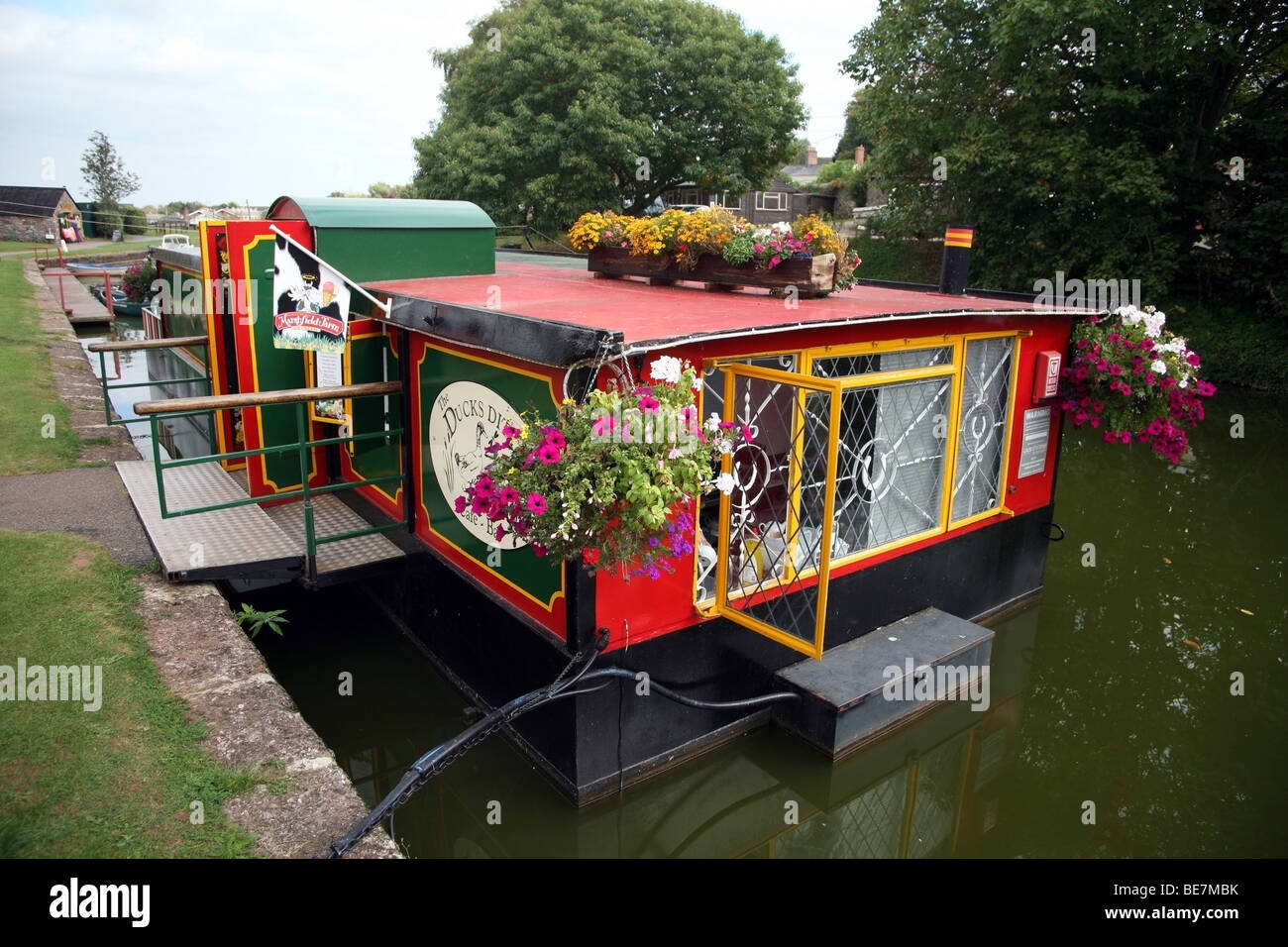 The Ducks’ Ditty Floating Café Bar on the Tiverton canal Stock Photo