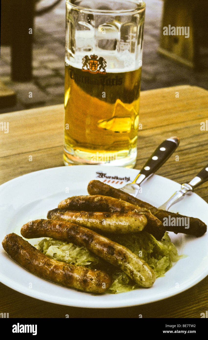 typical-german-lunch-snack-of-sausage-brats-sauerkraut-and-beer-on