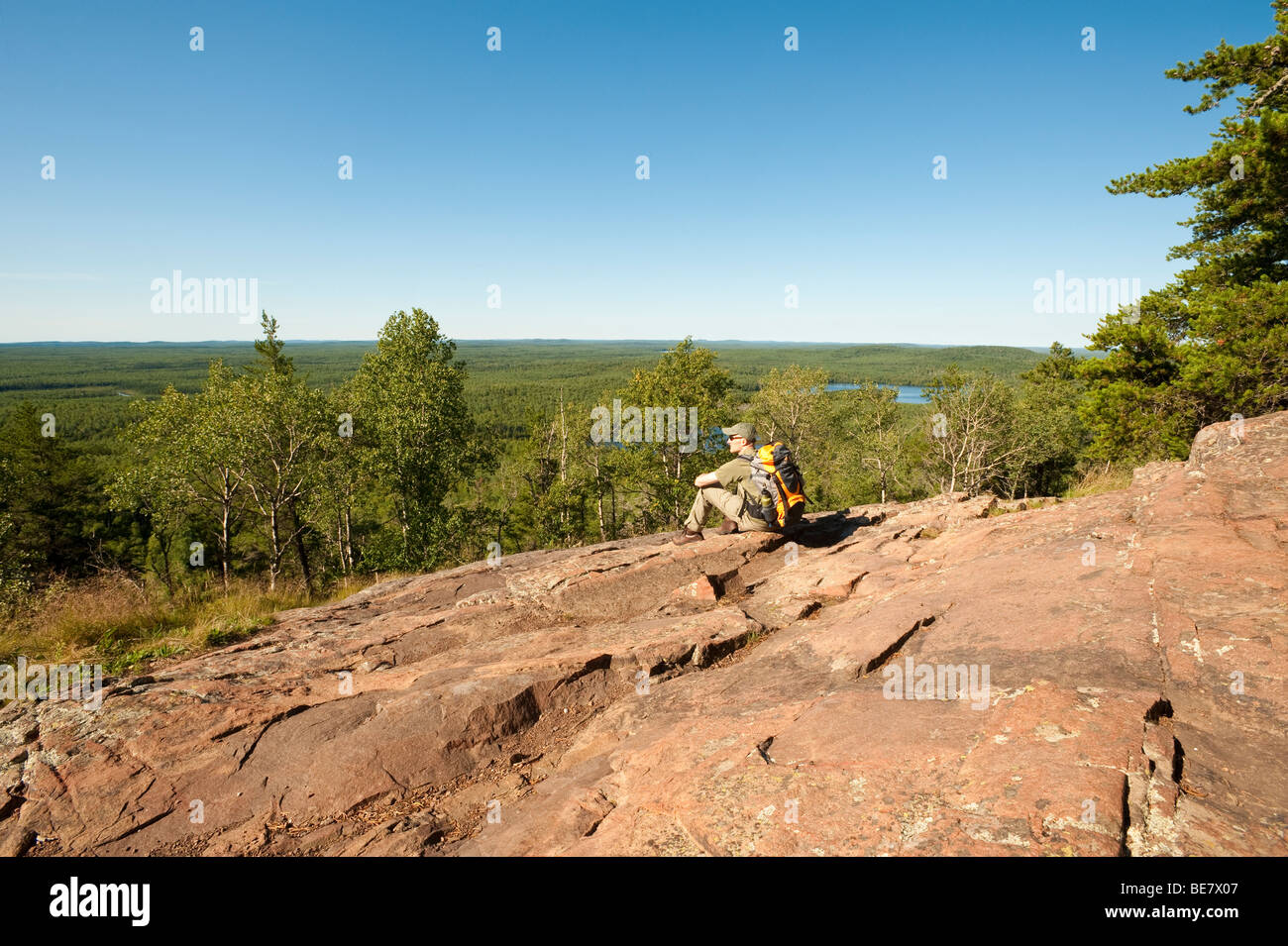 A BACKPACKER TAKES IN THE VIEW ATOP OF EAGLE MOUNTAIN Stock Photo