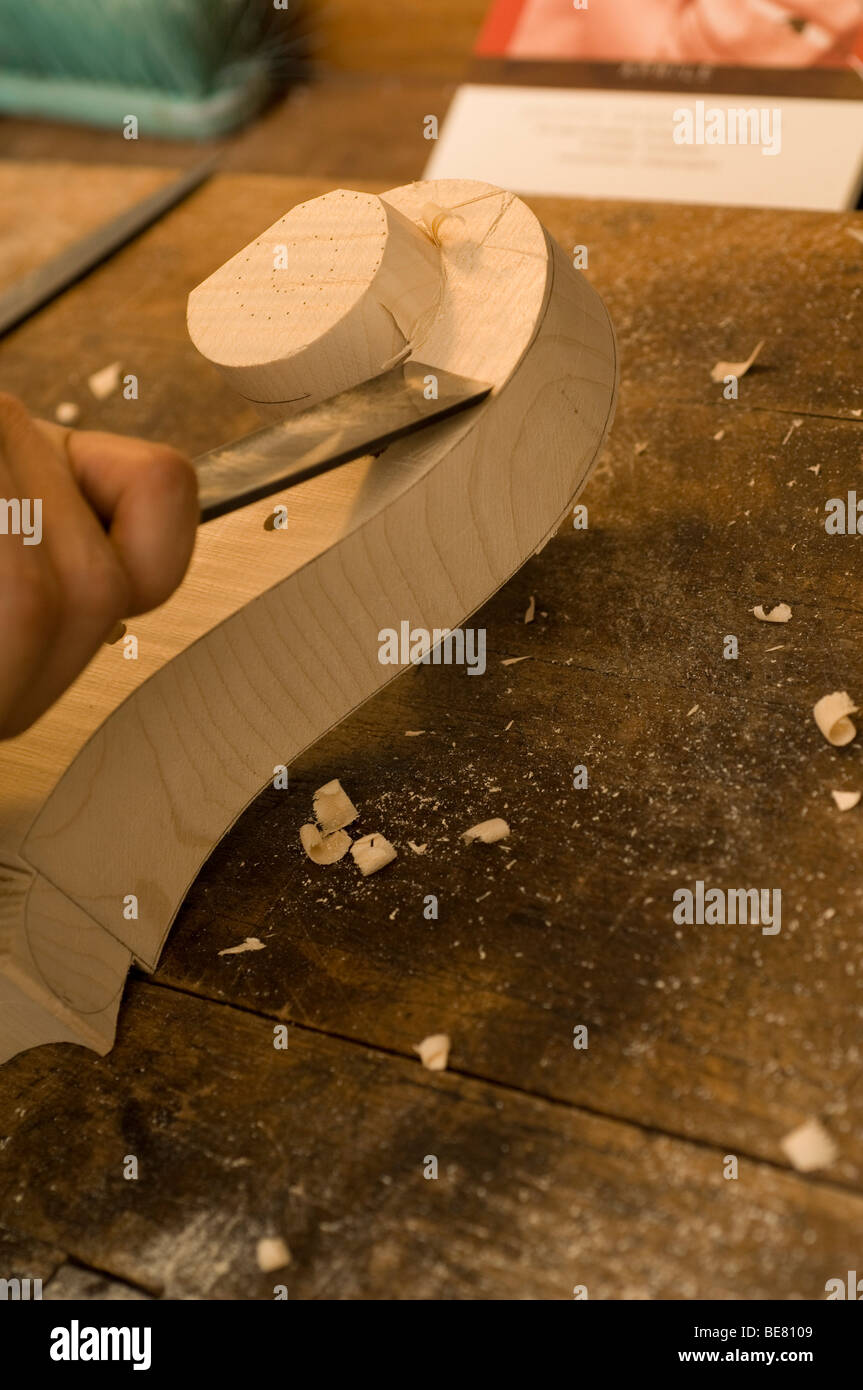 Man making a violin, Workshop of Bruce Carlson, Violin Maker, Cremona, Lombardy, Italy Stock Photo