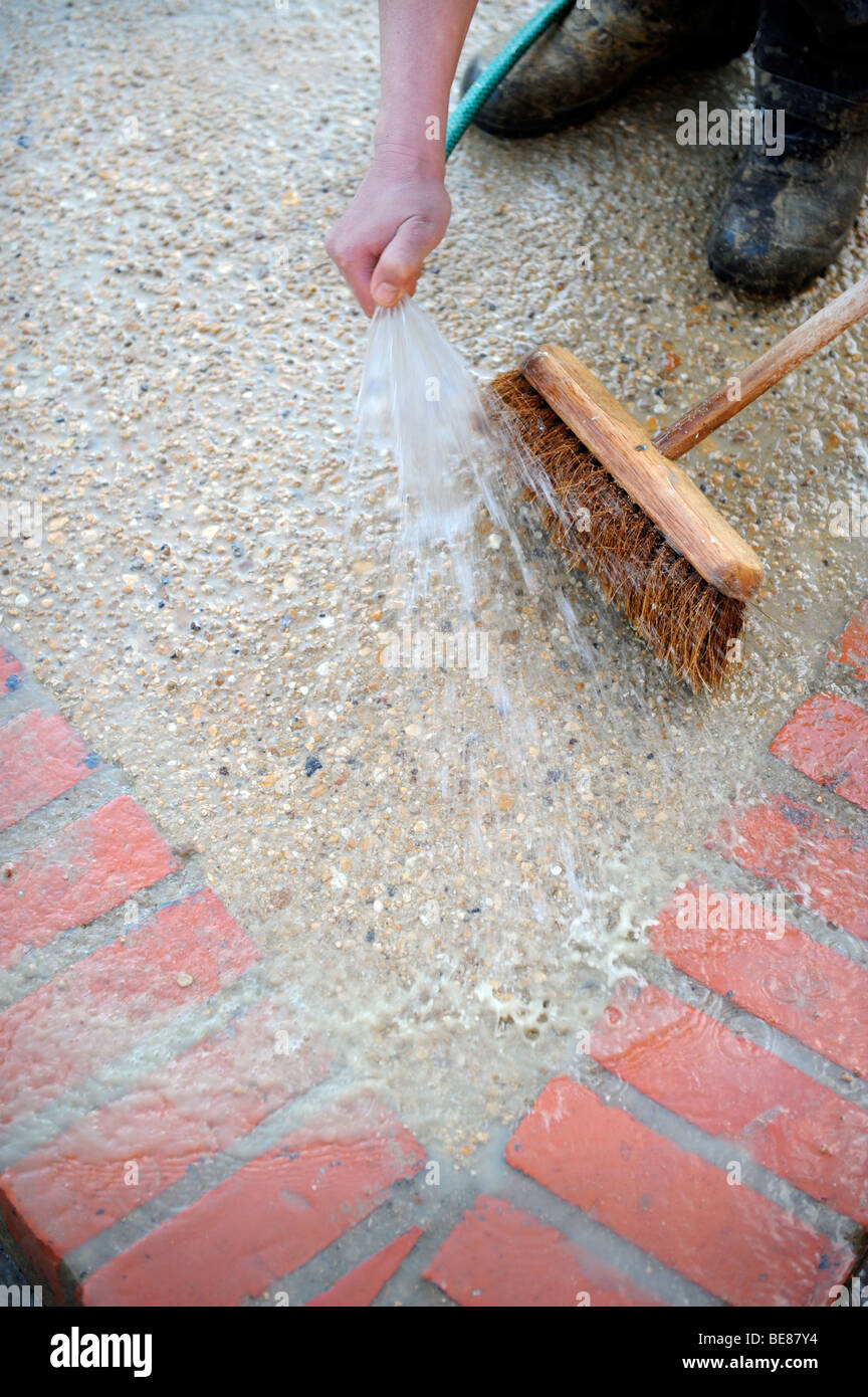 DETAIL OF CREATING A WASHED CONCRETE FINISH WITH A HOSE PIPE AND SOFT