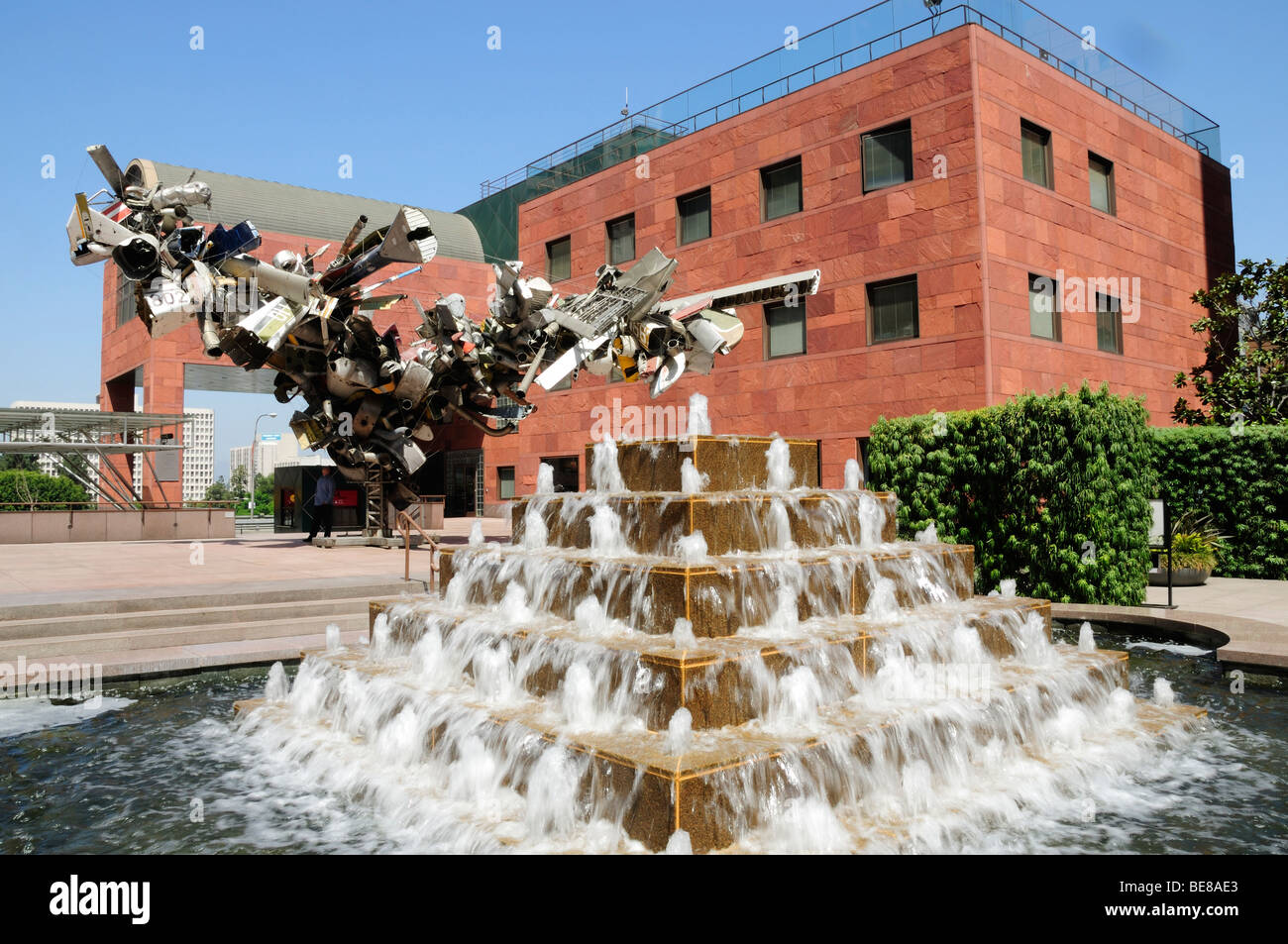 USA, California, Los Angeles, Museum of Contemporary Art building. MOCA exterior with water fountain and sculpture. Stock Photo