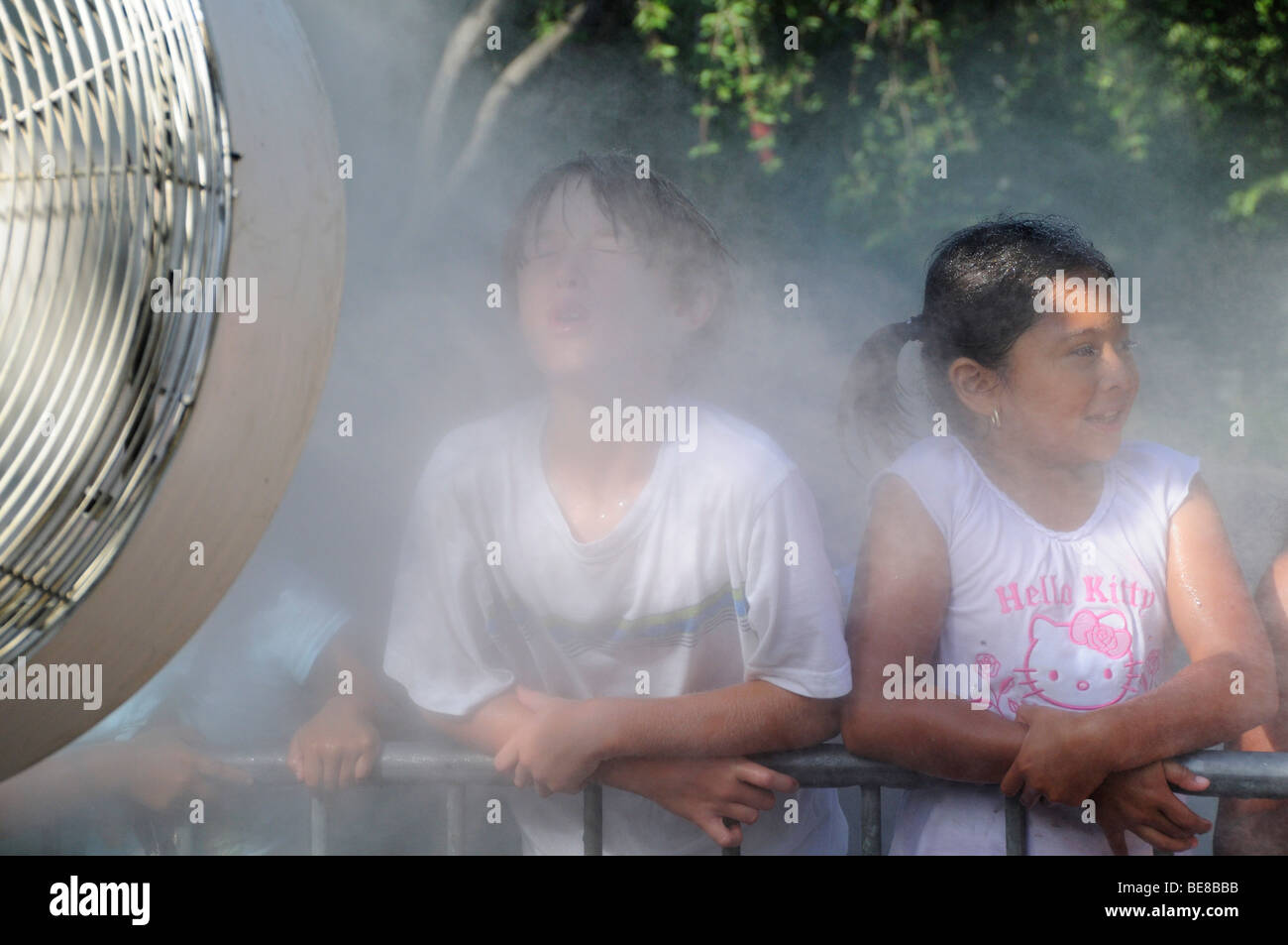 USA, California, Los Angeles, Children cooling off at the water spray at LA Zoo in Griffith Park. Stock Photo