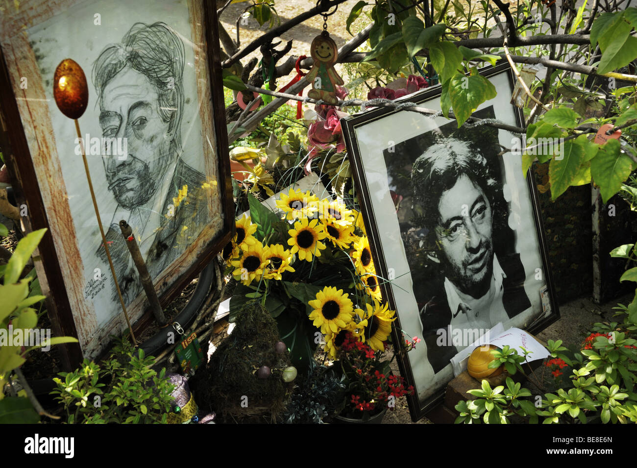 Tributes on the grave of Serge Gainsbourg, Montparnasse cemetery, Paris, France Stock Photo