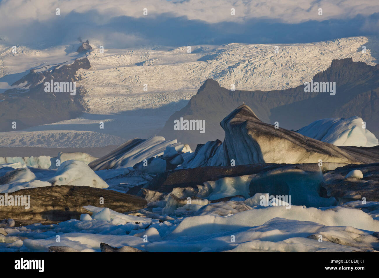 jokulsarlon ijsbergenmeer met gletsjer, jokulsarlon iceberglake with glacier Stock Photo