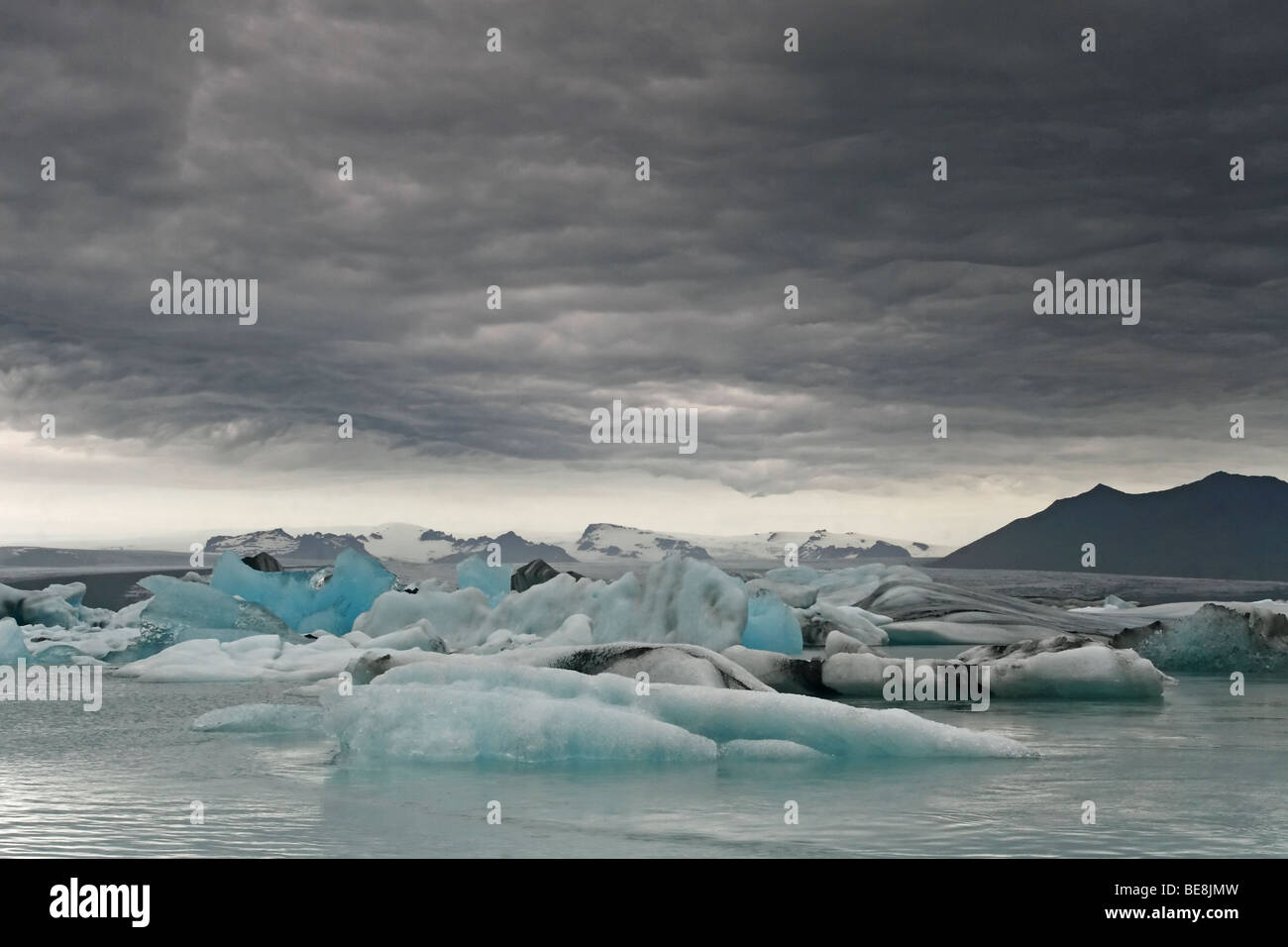 Jokulsarlon ijsbergenmeer met donkere lucht, jokulsarlon glacier lake with dark sky Stock Photo