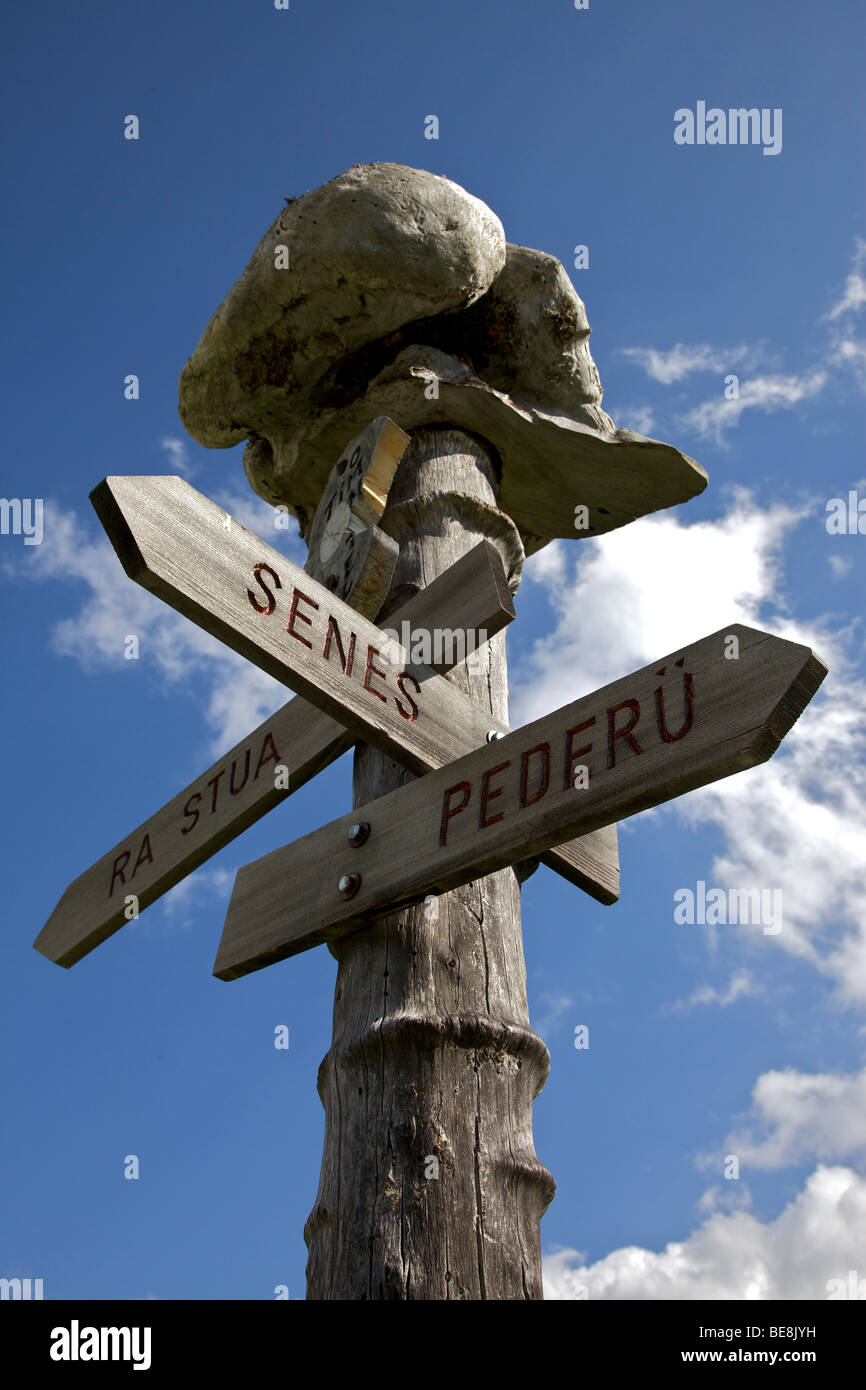 Signpost to the Fodara hut in the Fodara Vedla-Mulde, Fanes-Sennes-Prags Nature Park, Trentino, Alto Adige, Italy, Europe Stock Photo