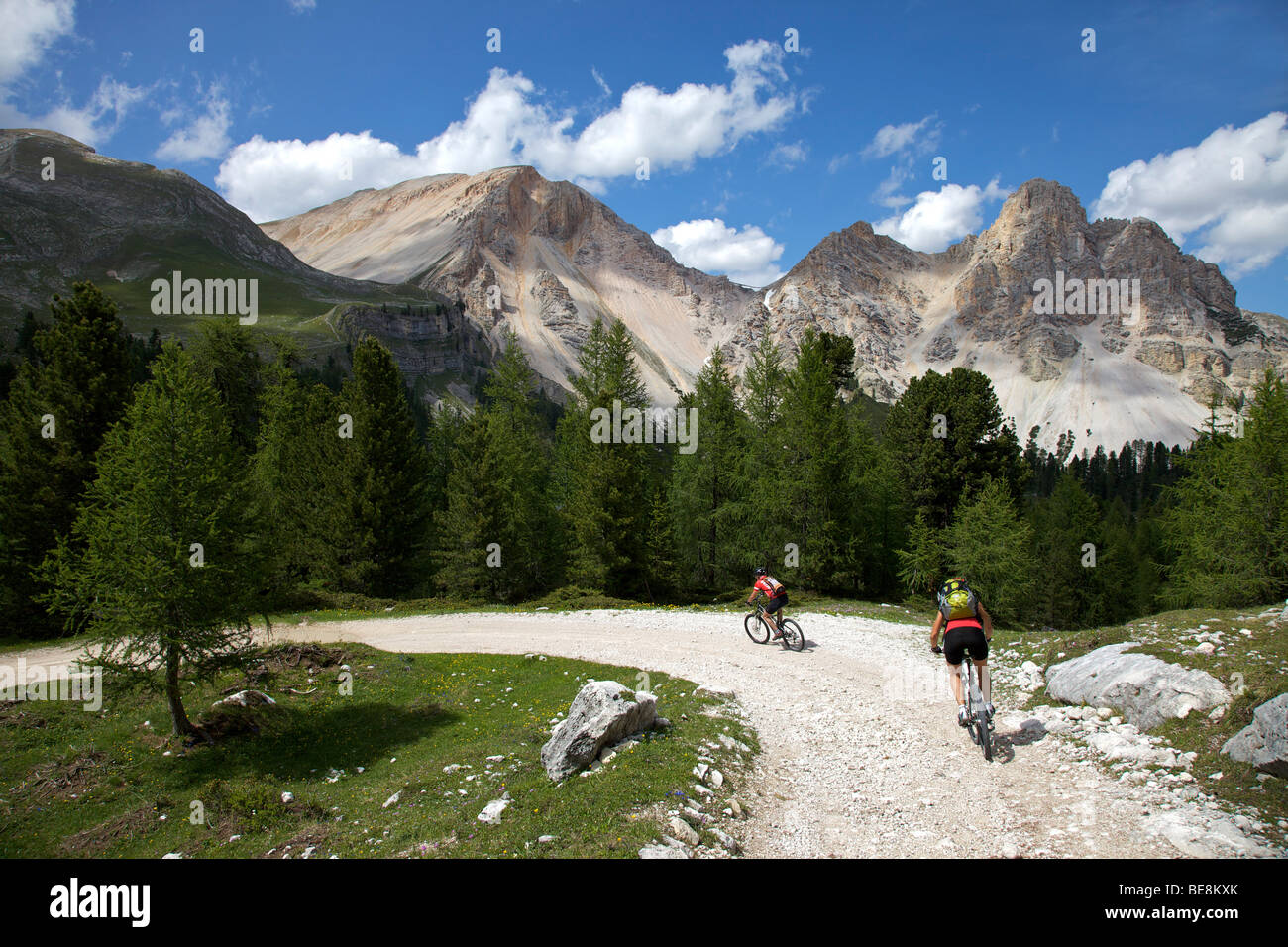Mountain bike riders on the Limo Pass in Fanes-Sennes-Prags Nature Park, Trentino, Alto Adige, Italy, Europe Stock Photo