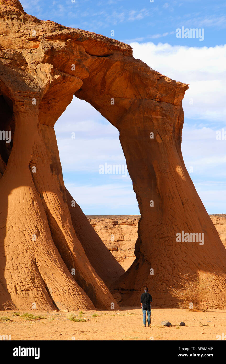Sandstone formation Tin Aregha Arch in Wadi Anchal Adrar, Acacous mounatins, Sahara desert, Libya, Africa Stock Photo