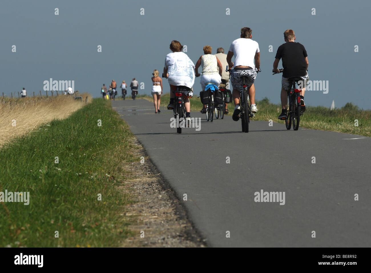 Fietsers, Belgische kust Bikers, Belgian coast Stock Photo