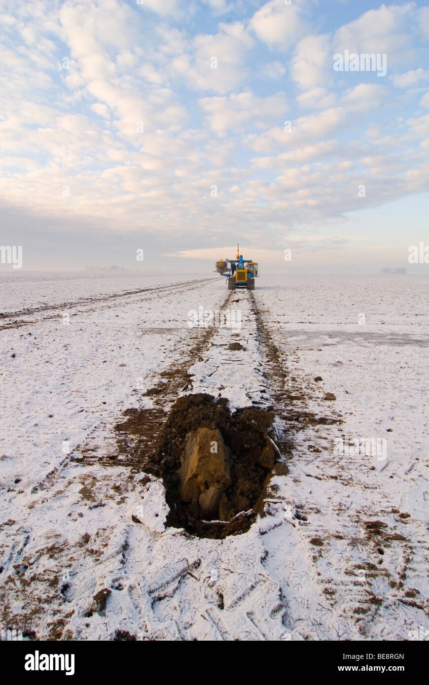 sleufloos draineren; installing new draines in an agricultural field ...