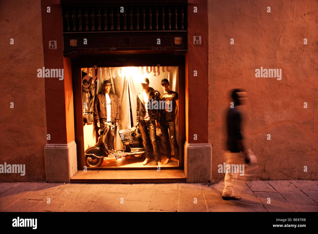 Trendy boutique clothes shop along narrow alley. Barri Gotic. Barcelona. Spain Stock Photo