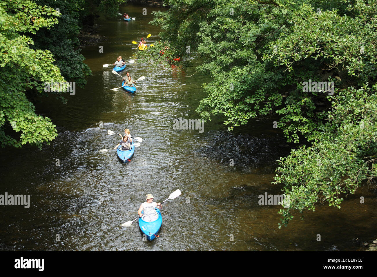 Kayakken op de rivier de Lesse in de Ardennen, Belgi Kayaking / Canoeing on the river Lesse in the Ardennes, Belgium Stock Photo