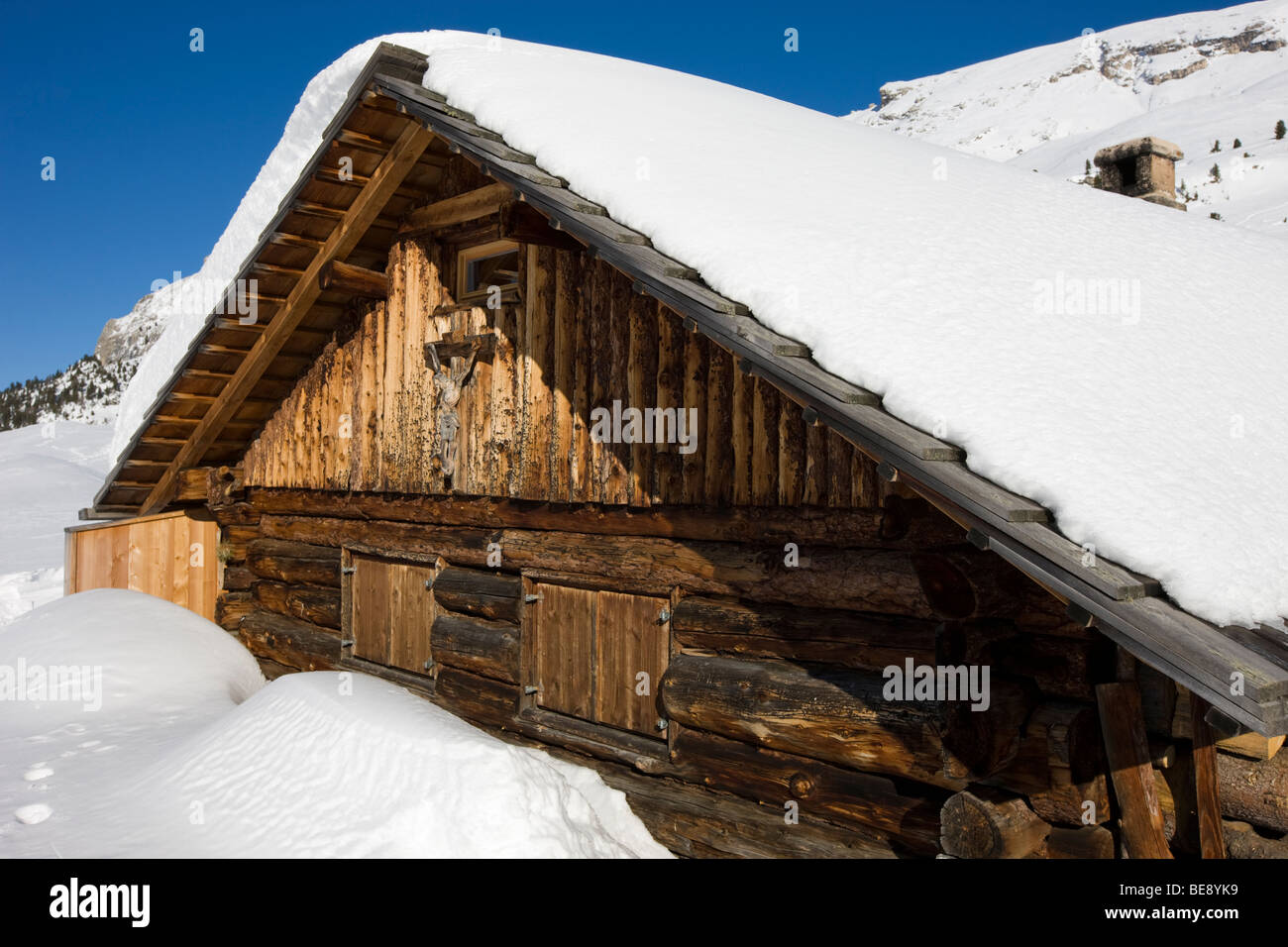 Snow-covered mountain lodge on the Plaetzwiese high plateau, Dolomites, South Tyrol, Italy, Europe Stock Photo