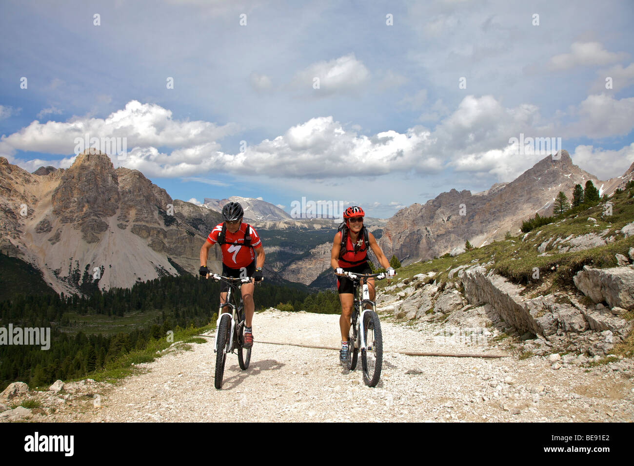 Mountain bike riders on the Limo Pass in Fanes-Sennes-Prags Nature Park, Trentino, Alto Adige, Italy, Europe Stock Photo