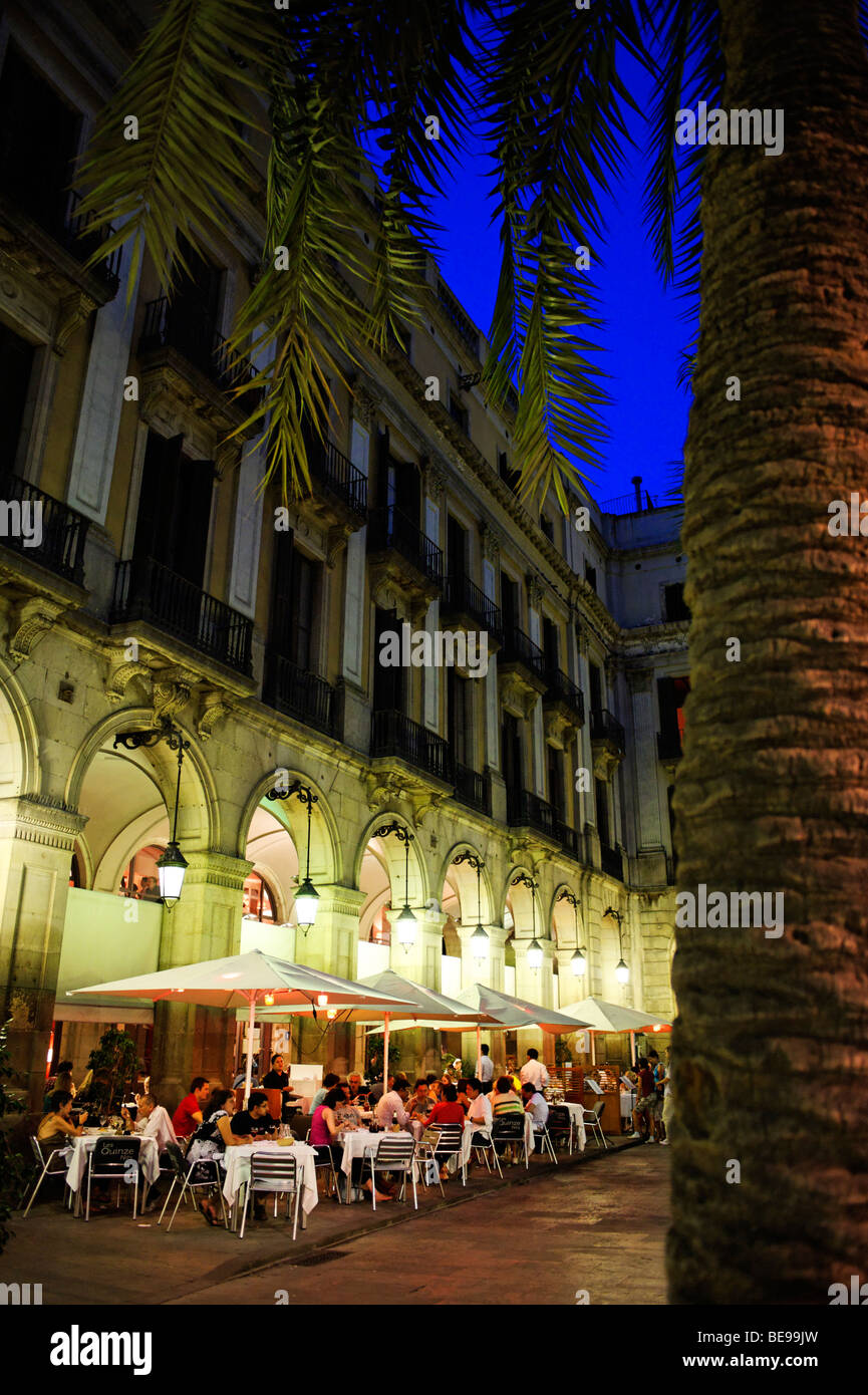 Alfresco dining at popular restaurant Les Quinze Nits on Plaza Reial. Barcelona. Spain Stock Photo