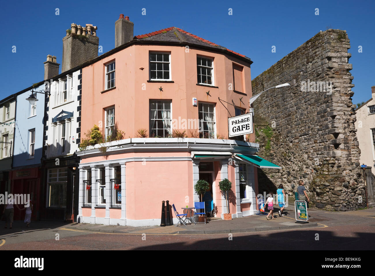 The Palace Café and Hole in the Wall Street, Caernarfon, Gwynedd, Wales Stock Photo
