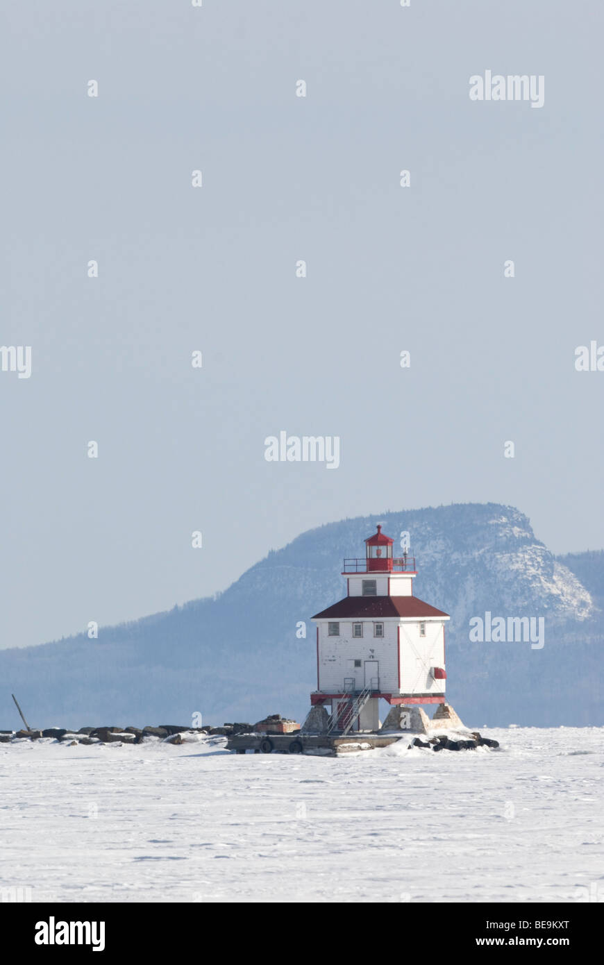 Het bevroren meer met deen vuurtoren,The frozen lake wit a lighthouse Stock Photo