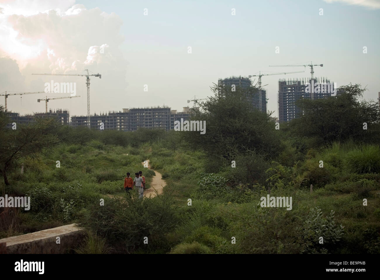 Workers returning from the building site of a new development in Gurgaon, India Stock Photo