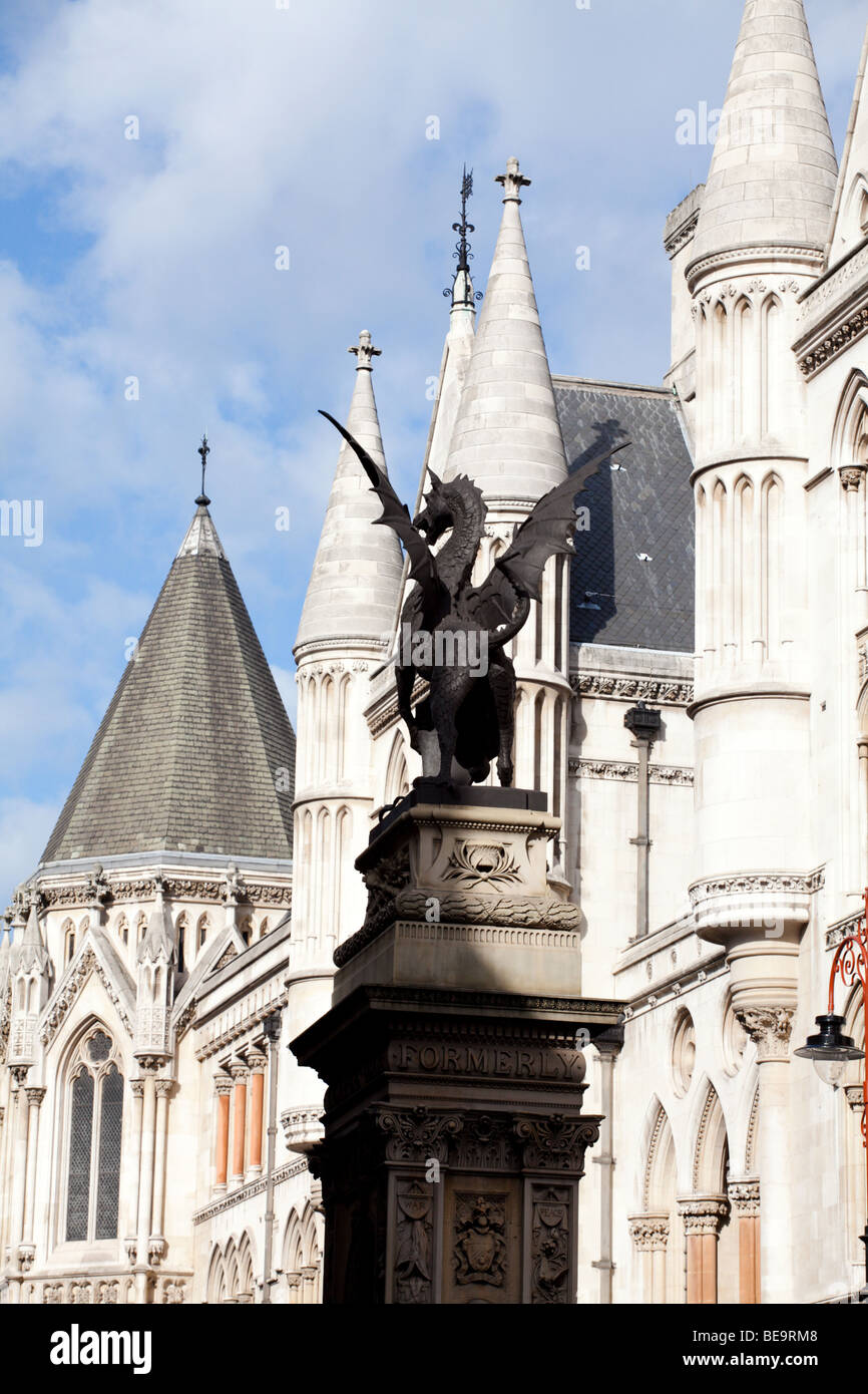 Royal courts london statue hires stock photography and images Alamy