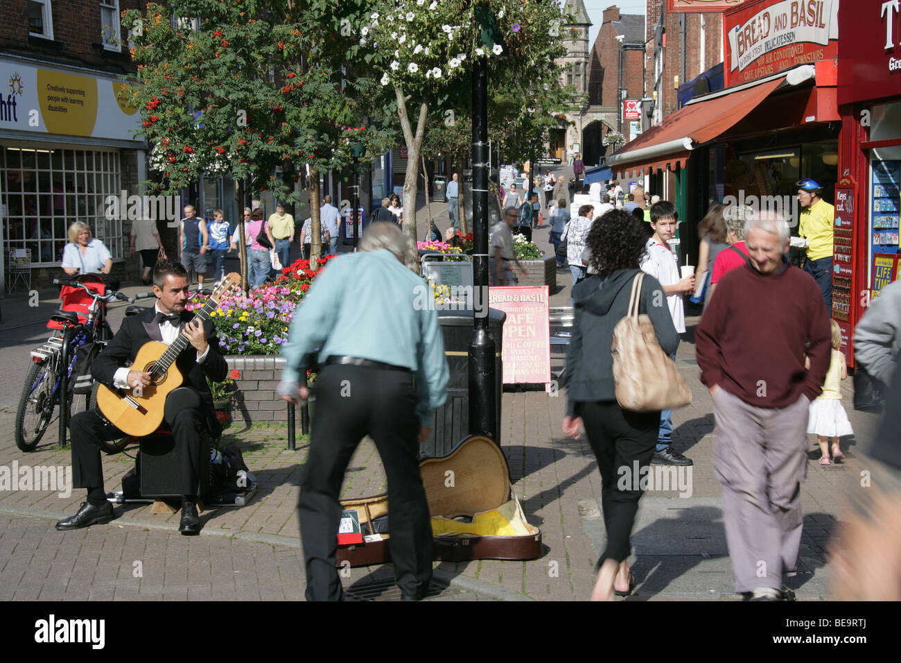 Town of Congleton, England. The classical guitarist Kevin Wain playing in Congleton Town Centre at Bridge Street. Stock Photo